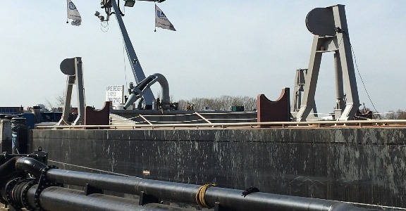 Bokken-en-steunen-voor-een-zuigbuis-aan-boord-van-een-omgebouwde-tanker1 Bokken-en-steunen-voor-een-zuigbuis-aan-boord-van-een-omgebouwde-tanker1