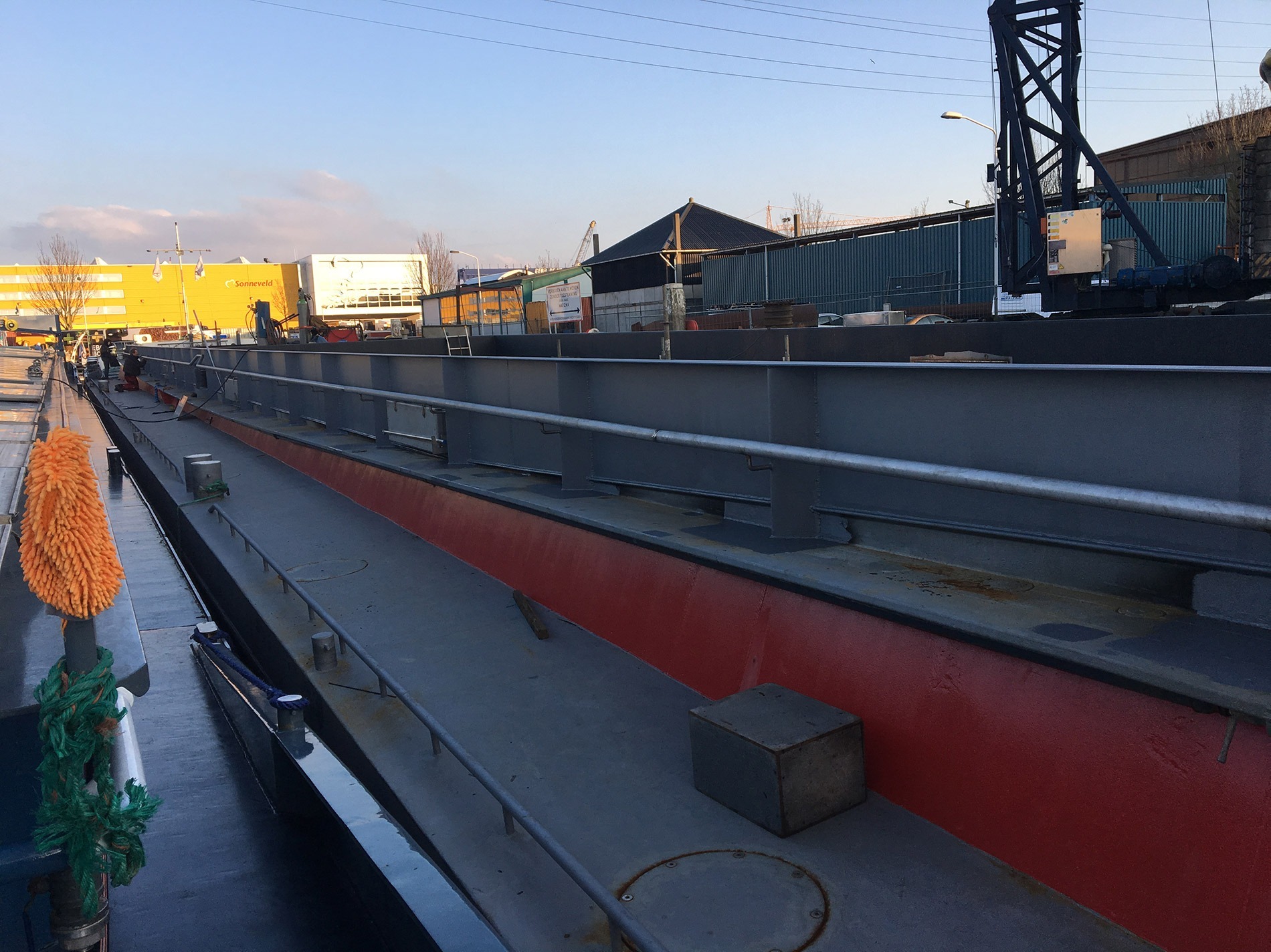 De-denneboom-is-verhoogd-met-omgezette-steunen-op-de-oude-denneboom De-denneboom-is-verhoogd-met-omgezette-steunen-op-de-oude-denneboom