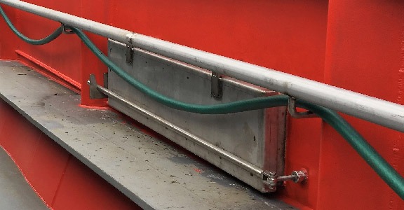 Het-maken-en-plaatsen-van-zeewaterbestendige-overflow-kleppen1