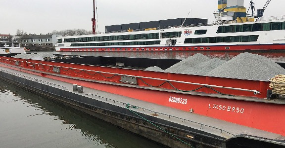 Langs-de-denneboom-lopen-aan-stuurboord-en-bakboord-kant-een-roestvast-stalen-dekwasleiding-met-kogelkranen1 Langs-de-denneboom-lopen-aan-stuurboord-en-bakboord-kant-een-roestvast-stalen-dekwasleiding-met-kogelkranen1