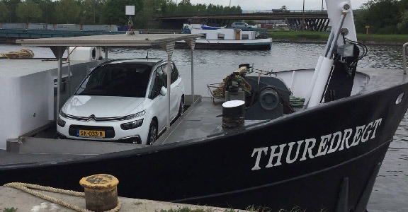 Roef-verkleint-en-dek-constructie-aangepast-met-een-rand-van-zeewaterbestendig-roestvaststaal-voor-een-garage-aan-boord-van-een-beunschip1 Roef-verkleint-en-dek-constructie-aangepast-met-een-rand-van-zeewaterbestendig-roestvaststaal-voor-een-garage-aan-boord-van-een-beunschip1